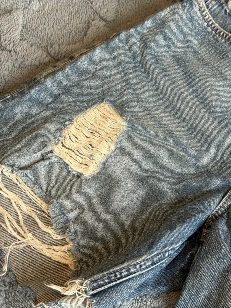 Shorts de mezclilla desgastados para mujer - 2