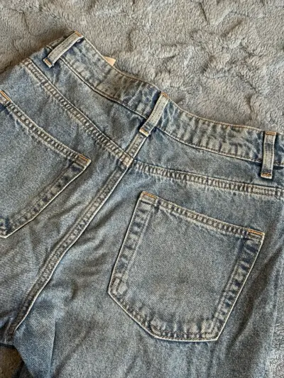 Shorts de mezclilla desgastados para mujer - miniatura 3
