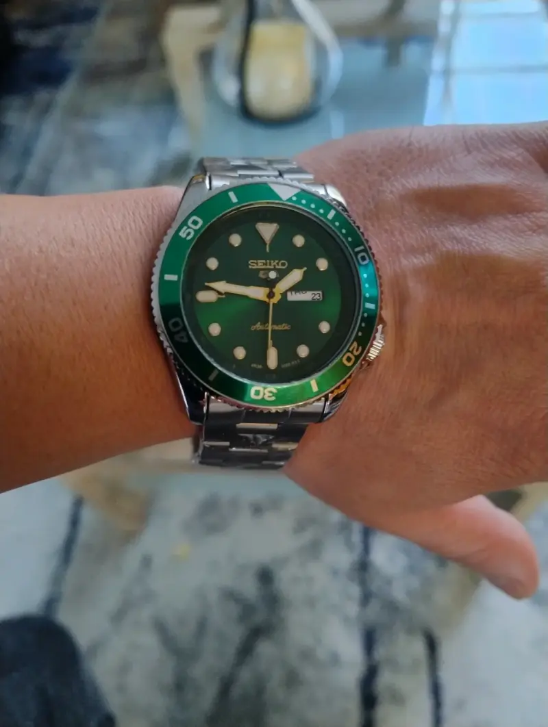 Reloj Seiko verde con brazalete de acero