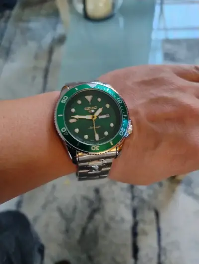 Reloj Seiko verde con brazalete de acero - miniatura 2