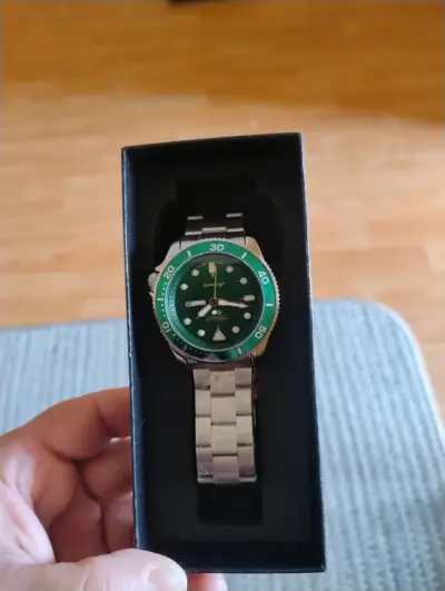 Reloj Seiko verde con brazalete de acero - miniatura 4
