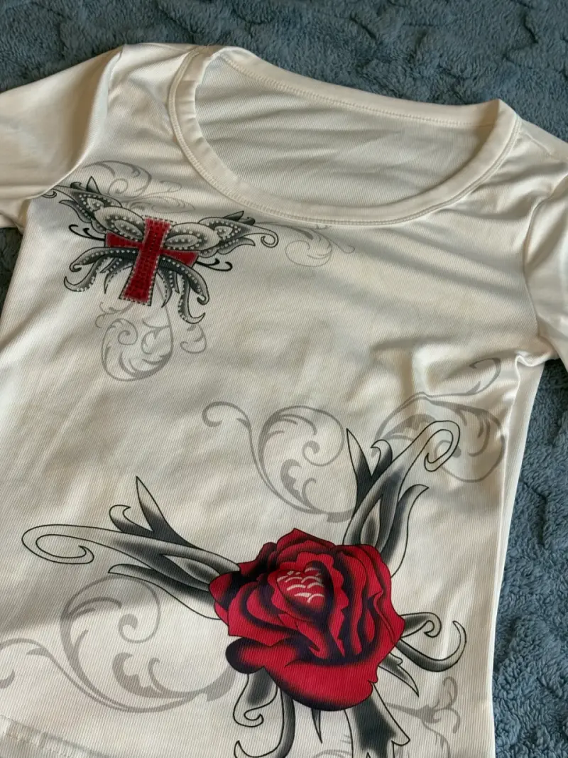 Polera manga larga con diseño de rosa y cruz - 1
