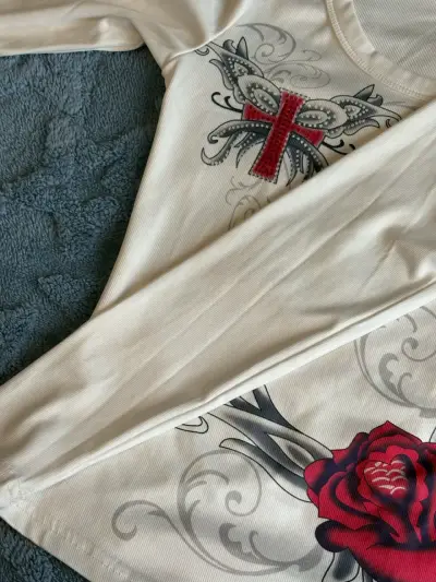 Polera manga larga con diseño de rosa y cruz - miniatura 2