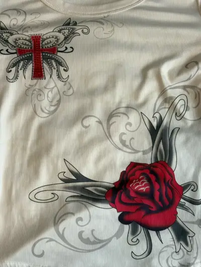 Polera manga larga con diseño de rosa y cruz - miniatura 3
