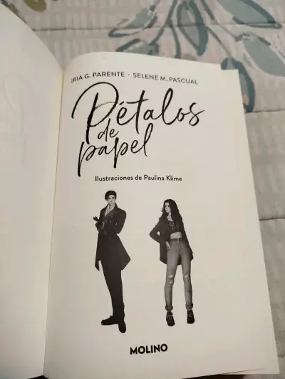 Libro 'Pétalos de Papel' de Iria G. - miniatura 2