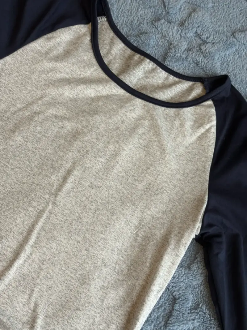 Polera manga larga bicolor gris y azul