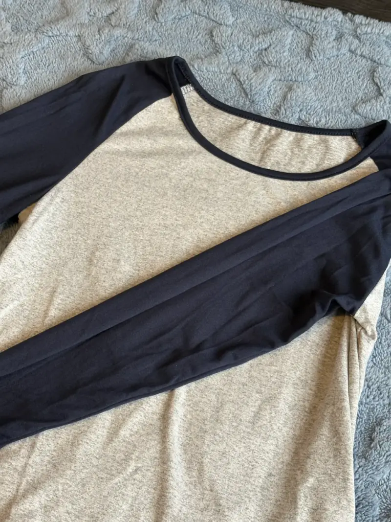 Polera manga larga bicolor gris y azul - 2