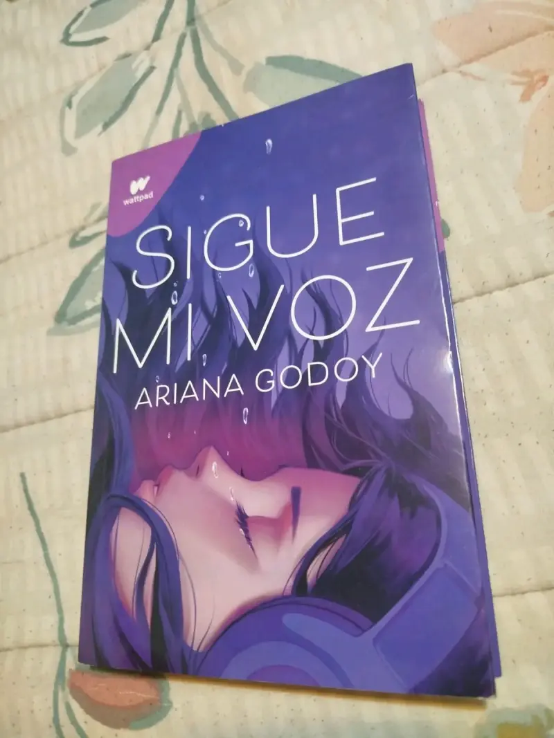 Libro 'Sigue Mi Voz' de Ariana Godoy - 1