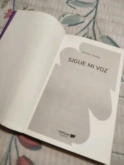 Libro 'Sigue Mi Voz' de Ariana Godoy - miniatura 2