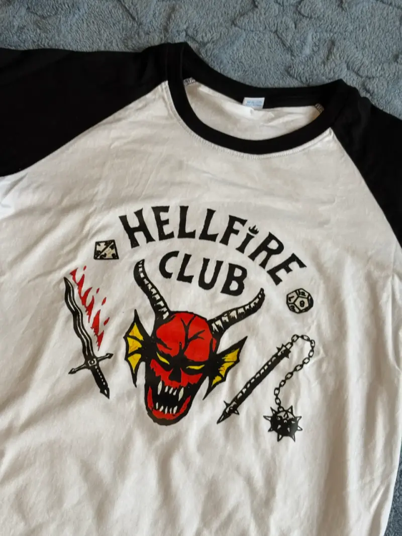 Polera Hellfire Club estilo béisbol Stranger Thing