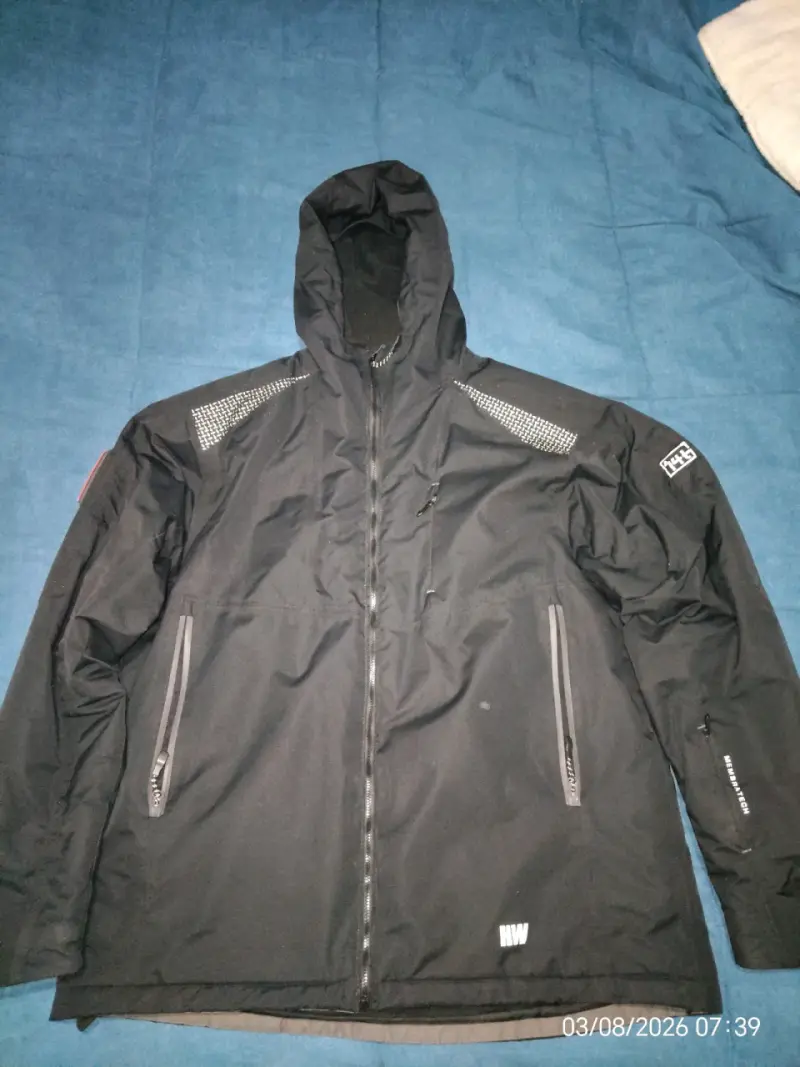 Chaqueta impermeable negra con capucha - 1