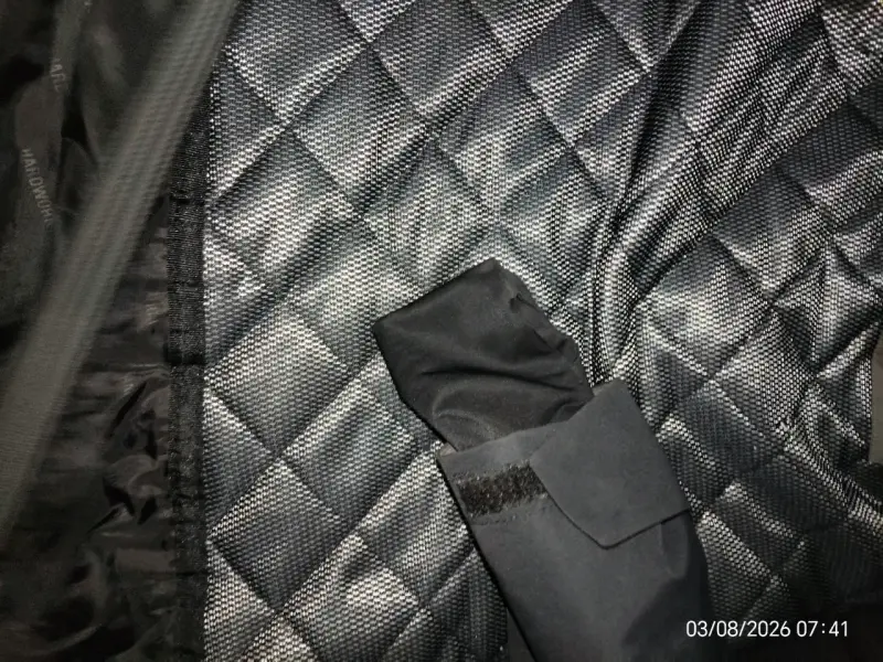 Chaqueta impermeable negra con capucha - 4