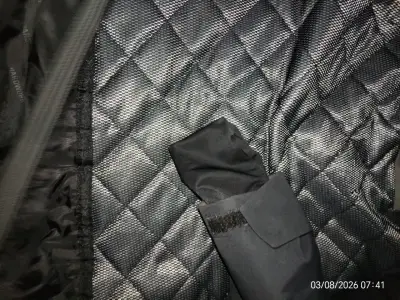 Chaqueta impermeable negra con capucha - miniatura 4
