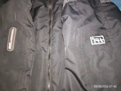 Chaqueta impermeable negra con capucha - miniatura 6