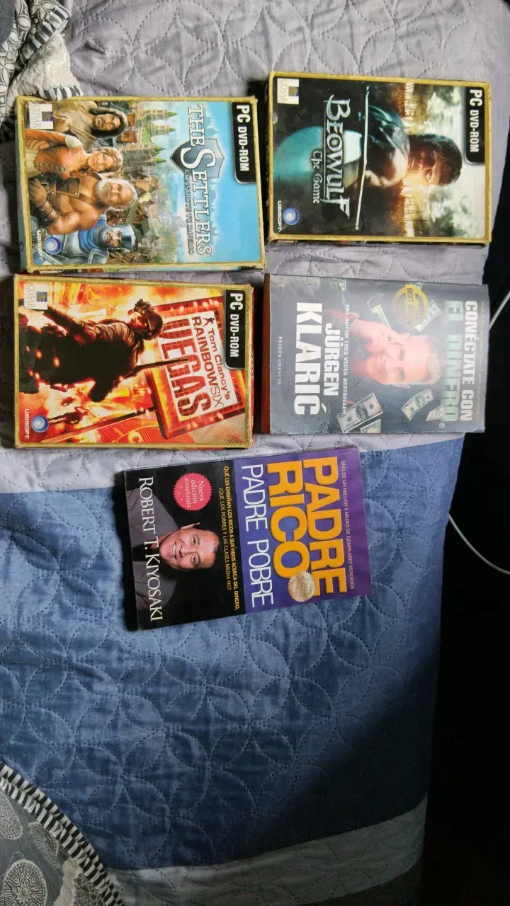 Colección de juegos y libros variados