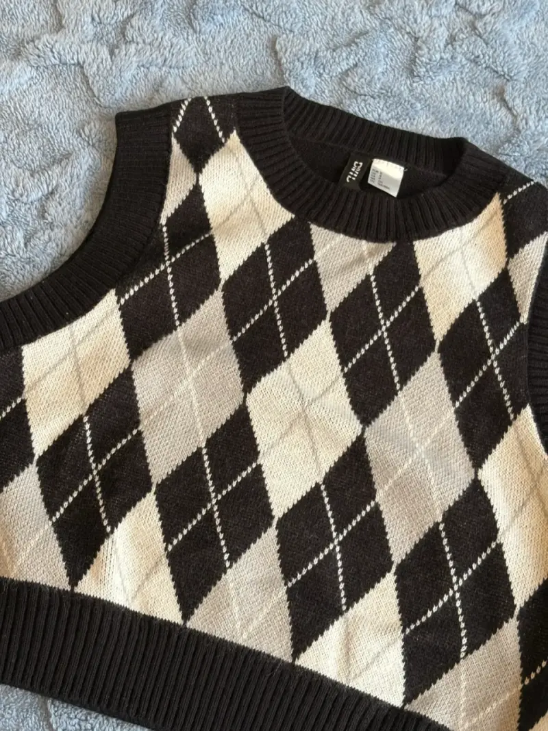 Chaleco sin mangas de rombos negro y blanco C&A