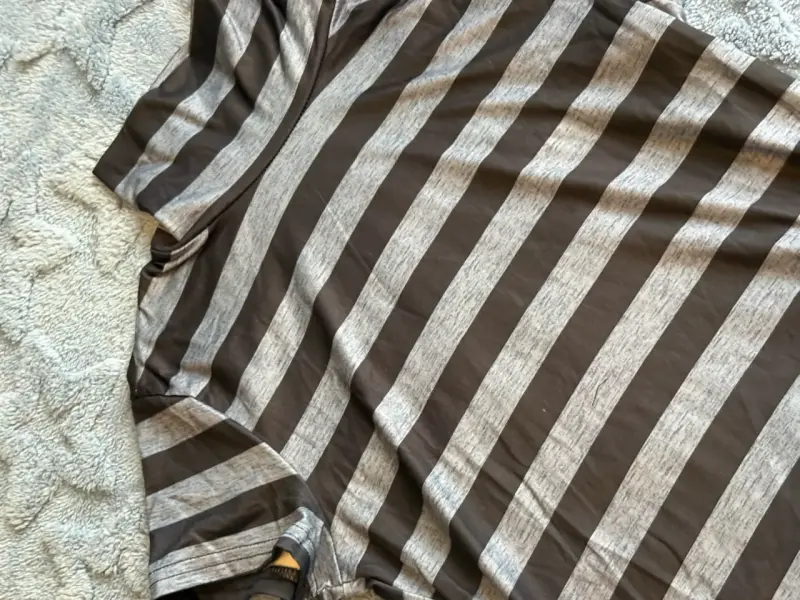 Polera de rayas gris y negro para mujer