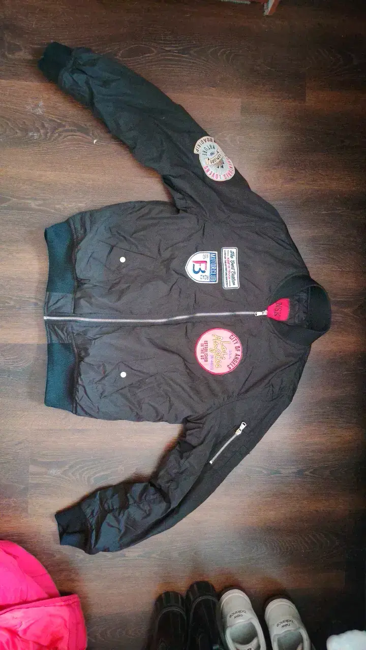 Chaqueta bomber negra con parches NSK