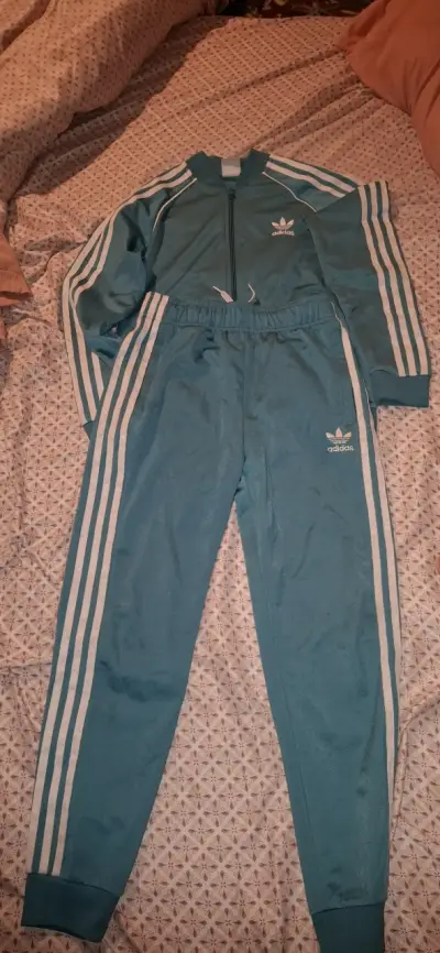 Conjunto deportivo Adidas original para niños - miniatura 1