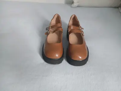 Zapatos de charol marrón con plataforma - miniatura 1
