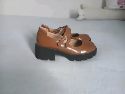 Zapatos de charol marrón con plataforma - miniatura 2