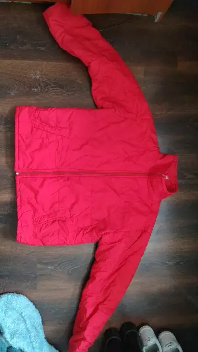Chaqueta roja acolchada para hombre - miniatura 2
