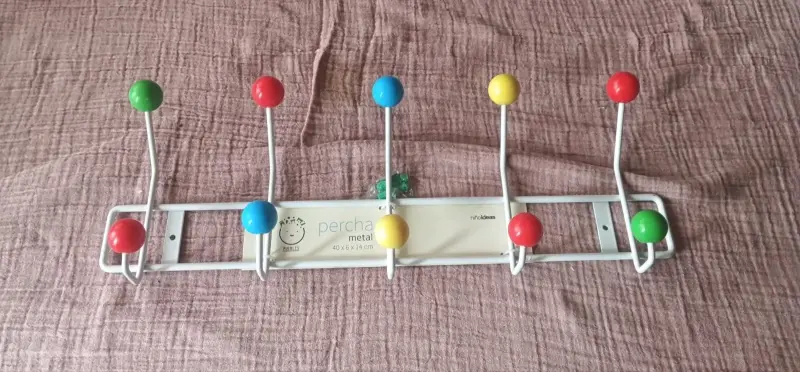Perchero de pared metálico multicolor