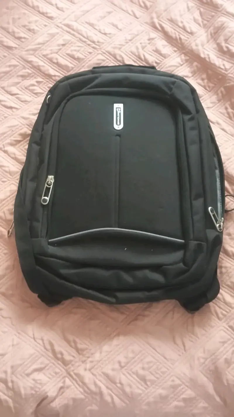 Mochila negra resistente para laptop