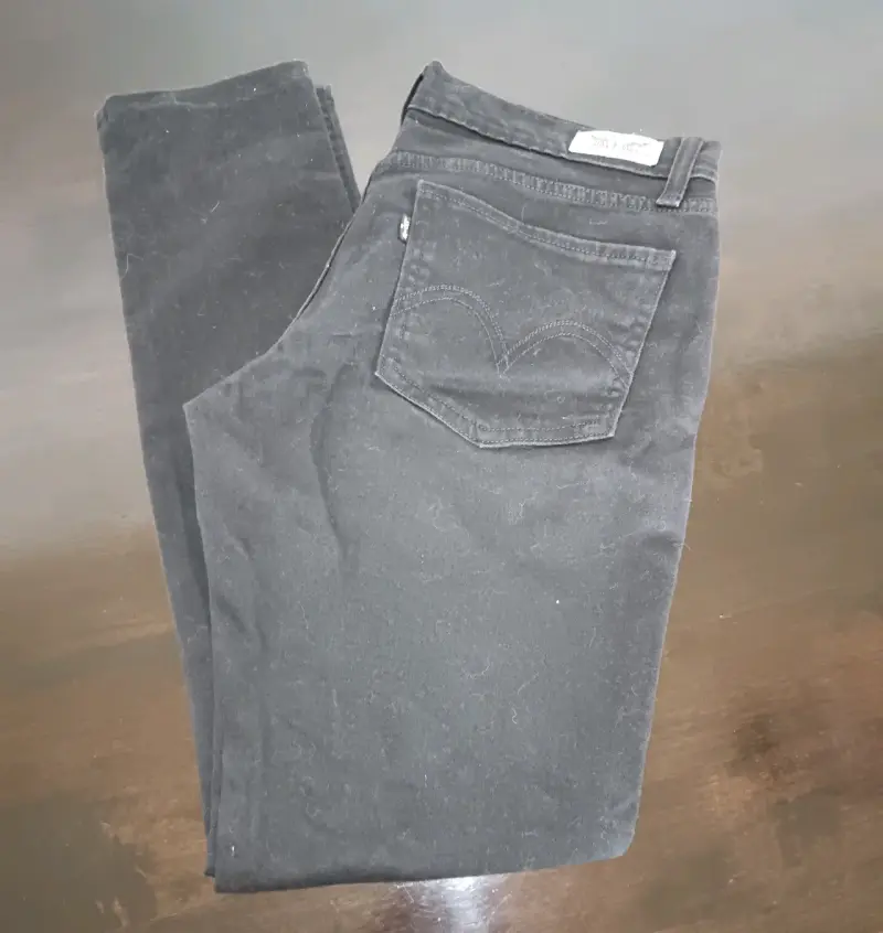 Jeans negros con detalles de tachas para mujer - 2