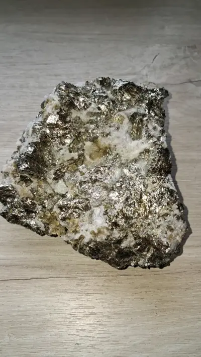Roca de mineral de pirita brillante - miniatura 1