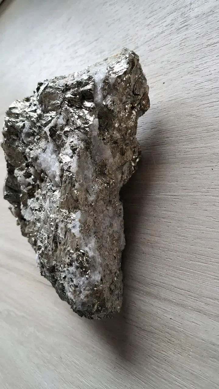 Roca de mineral de pirita brillante - 2