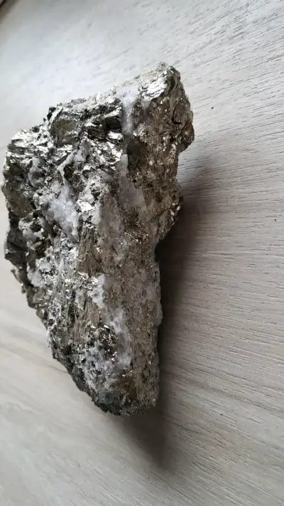 Roca de mineral de pirita brillante - miniatura 2