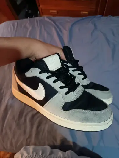 Zapatillas deportivas Nike negras y grises - miniatura 1