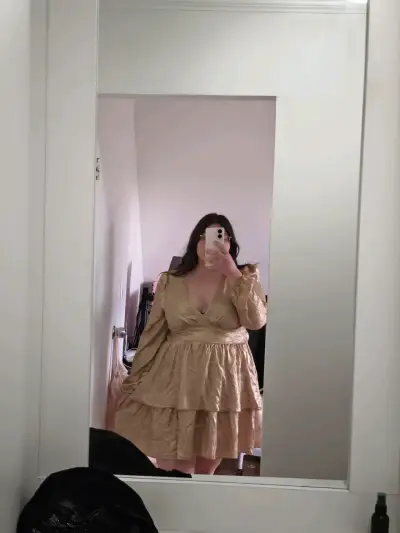Vestido dorado con mangas largas y escote en V - miniatura 1