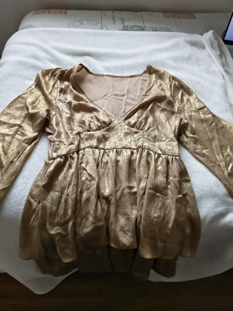 Vestido dorado con mangas largas y escote en V - 2