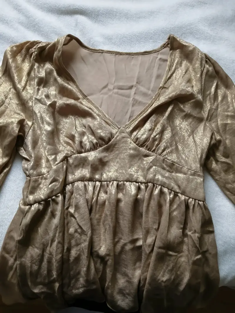 Vestido dorado con mangas largas y escote en V - 3