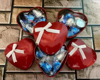 Lata corazón con chocolates Hershey's - miniatura 1