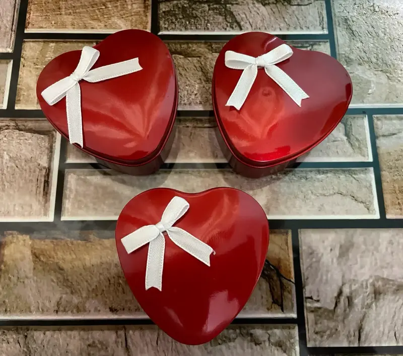 Lata corazón con chocolates Hershey's - 2