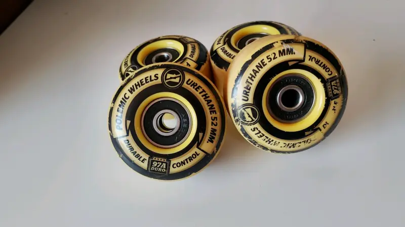 Tabla de skate completa con ruedas y trucks - 3