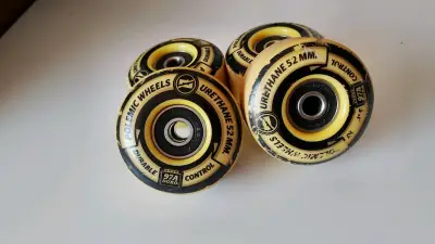Tabla de skate completa con ruedas y trucks - miniatura 3