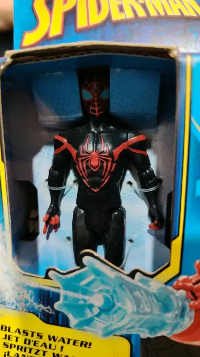 Figura de acción Miles Morales Spider-Man con lanzador de agua - miniatura 3