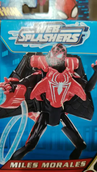 Figura de acción Miles Morales Spider-Man con lanzador de agua - miniatura 4