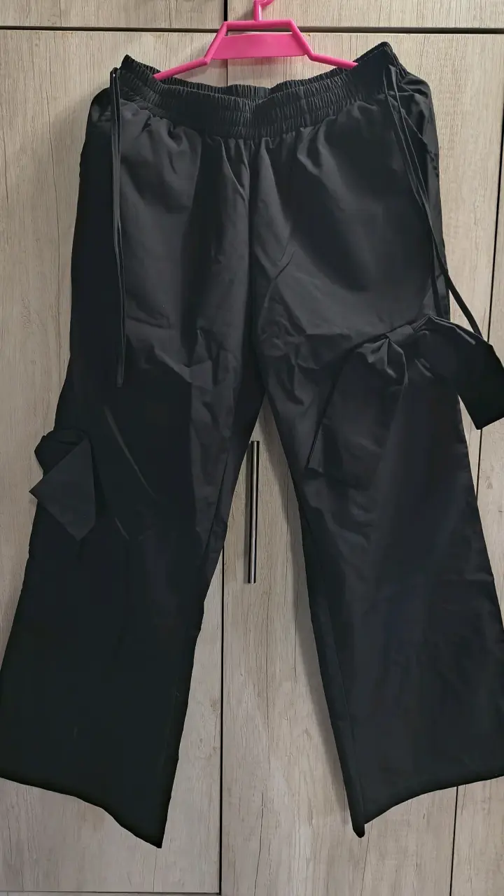 Pantalones cargo negros con moños