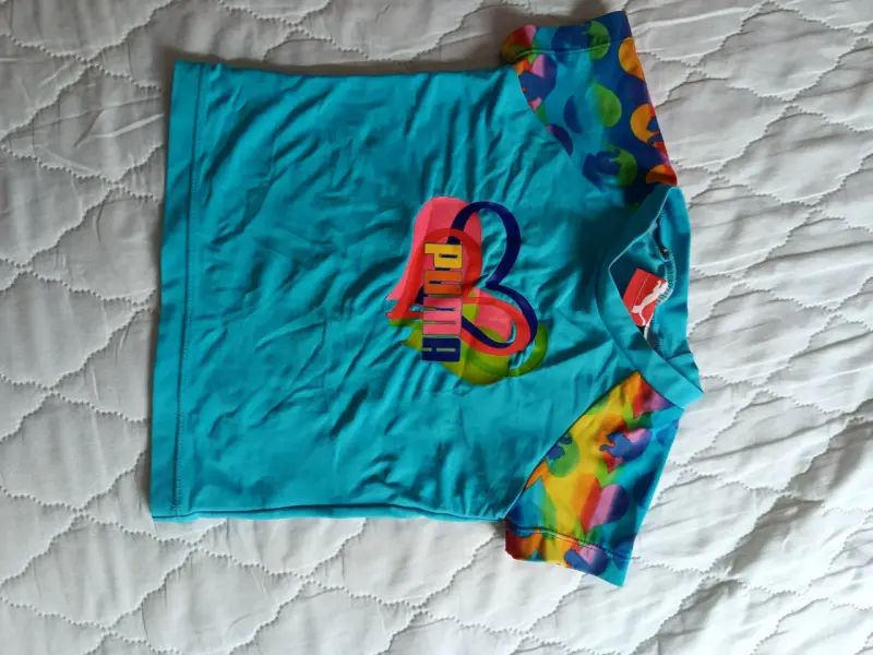 Polera infantil Puma azul con diseño colorido