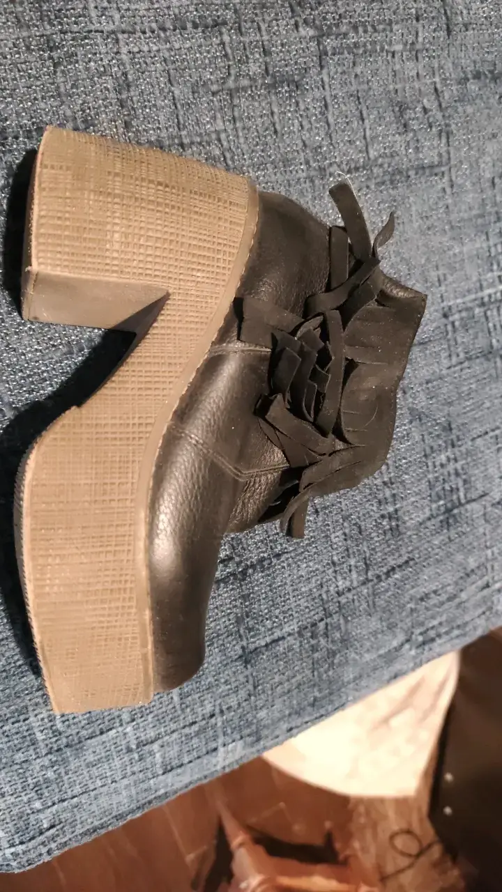 Botines de cuero negro con flecos y tacón alto