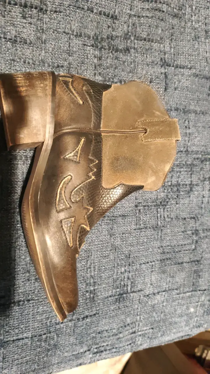 Botines de cuero marrón con diseño western