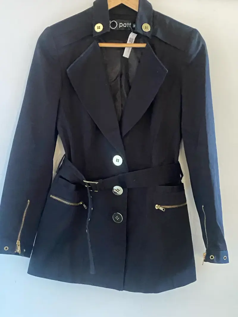 Trench negro con cinturón y botones dorados - 1