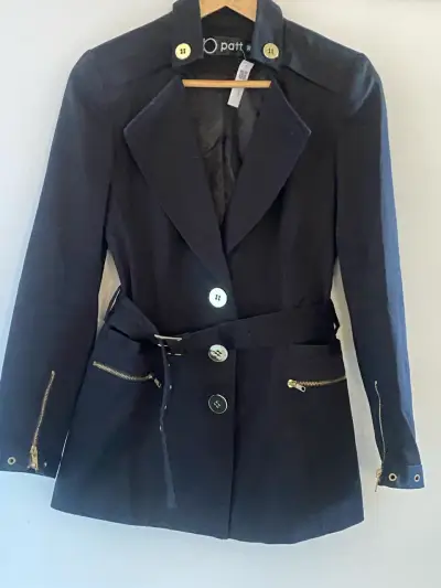 Trench negro con cinturón y botones dorados - miniatura 1