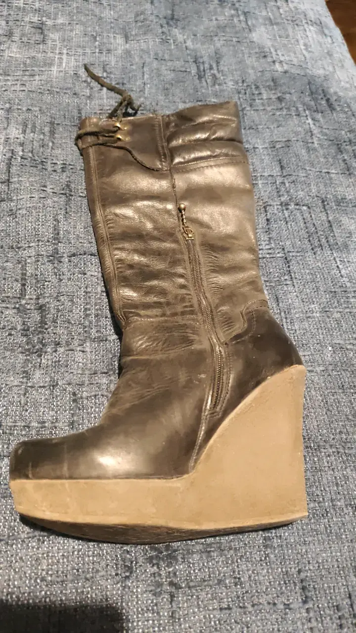 Botas de cuero negras con plataforma alta