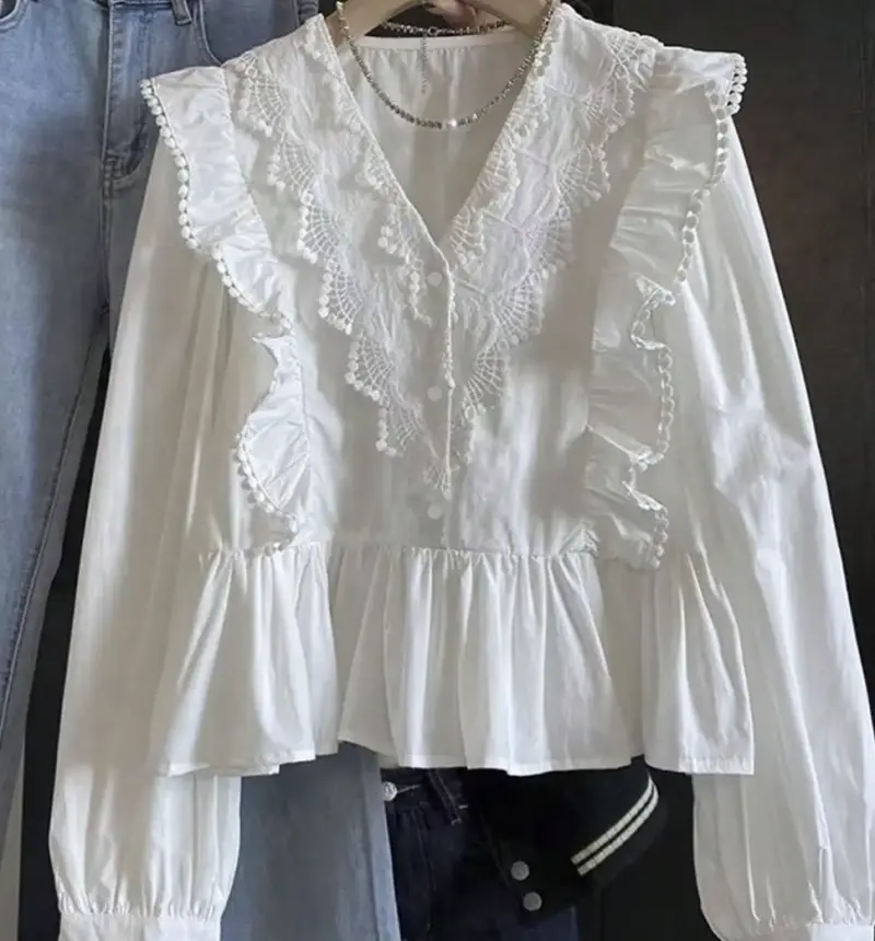 Blusa blanca con encaje y volantes